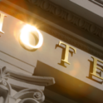 Enseigne dorée d’un hôtel, symbole de l’hôtellerie et de la reprise d’établissement
