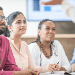 Étudiants en formation hôtelière écoutant un formateur